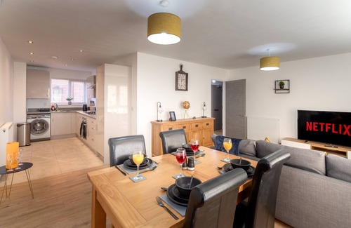 Derby House | Ideal 2 Bed Apartment - Central - FREE WIFI - NETFLIX - 2 En-suites