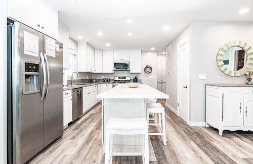 West Newport Condo | Ideal Beach House for Family Trips to the Coast! | Steps to Sand | Updated Kitchen | Sunny Patio
