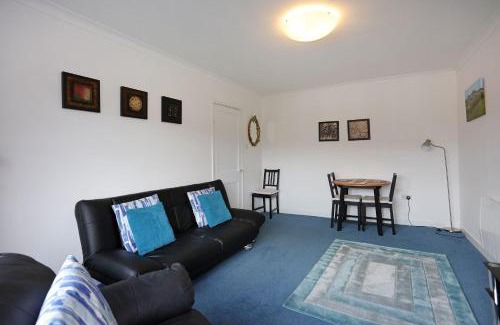 Leith Apartment | Ideal Central Edinburgh location with free on-site private parking