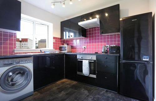 Leith Apartment | Ideal Central Edinburgh location with free on-site private parking