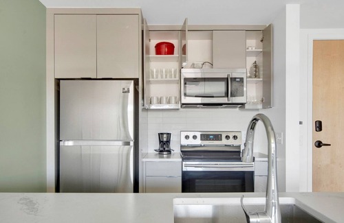 Congress Park Apartment | Ideal Congress Park 1BR w/ Gym & Pool, near shops & dining, by Blueground