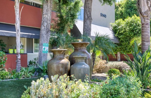 Encino Apartment | Ideal Encino 2BR w/W/D, Pool & Gym, nr Ventura Blvd, by Blueground