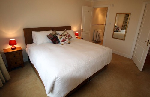 Dunbar Apartment | Ideal Family Apartment In Leafy South Edinburgh - no stairs & free parking