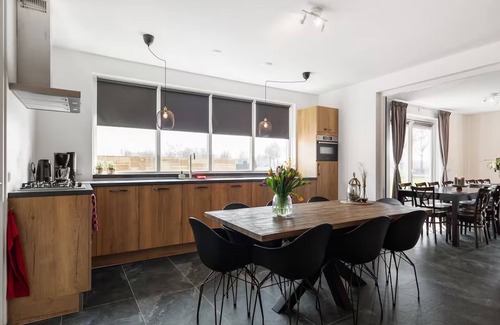 Haps House | Ideal family home with spa and large garden