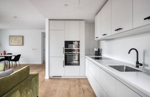 Holborn and Covent Garden Apartment | Ideal Farringdon 2BR w/Indoor Pool, Cinema Room & Gym, by Blueground
