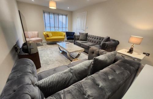 Wellingborough House | Ideal For Business, Leisure And Relocation - Rated Perfect For Weekly & Monthly Stays - Book Today!