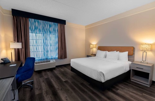 Doral Hotel | Ideal for Business or Solo Travelers: Close to the Airport, Free Breakfast, Pool