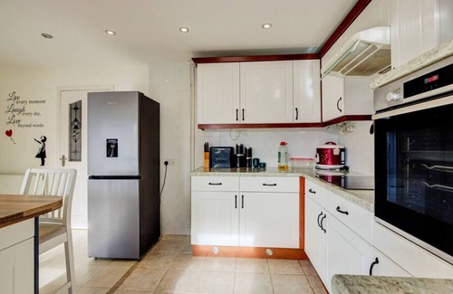 Tilbury House | Ideal for groups & families with parking and patio