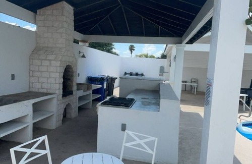 Mission House | Ideal for large groups - 4 King Beds- Sleep 16