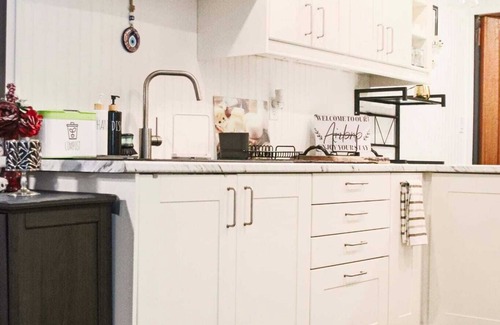 West Deane Park Apartment | Ideal for long stays, Near/airport GYM-Parking.