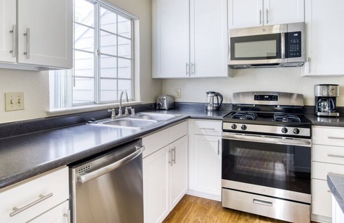 Foster City Apartment | Ideal Foster City 1BR w/ Gym, 2 Pools & W/D, near VISA, by Blueground