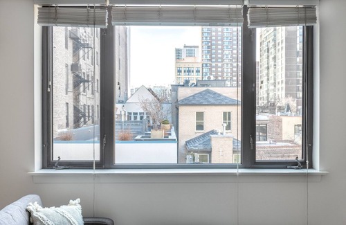 Gold Coast Apartment | Ideal Gold Coast Studio near the L & Oak Street Beach, by Blueground
