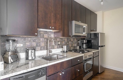 Gold Coast Apartment | Ideal Gold Coast Studio w/Doorman & Gym, 2 blocks to L, by Blueground