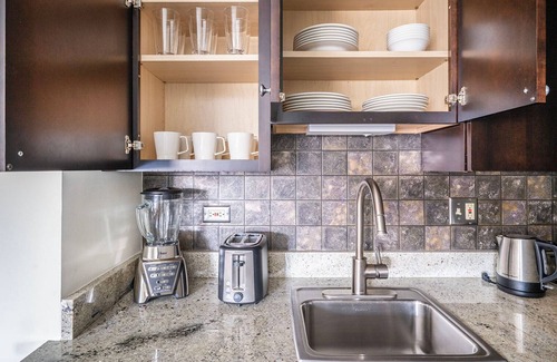 Gold Coast Apartment | Ideal Gold Coast Studio w/Doorman & Gym, 2 blocks to L, by Blueground