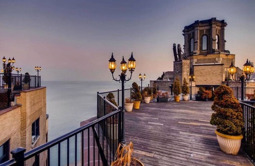 Gold Coast Apartment | Ideal Gold Coast Studio w/Doorman & Gym, 2 blocks to L, by Blueground