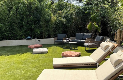 La Garde House | Ideal Holiday Home: 4 Bedrooms, 3 Bathrooms, Steps from the Beach