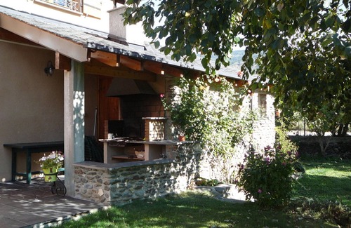 Err House | Ideal house for a family of 8 on ERR, 5 km from Spain and 20 minutes from the slopes.