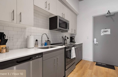 River North Apartment | Ideal Lincoln Park Getaway for Large Groups