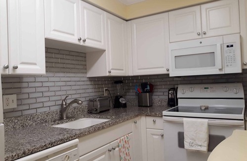 Coquina Sands Condo | IDEAL LOCATION FOR A VACATION RENTAL in down town Naples, Florida