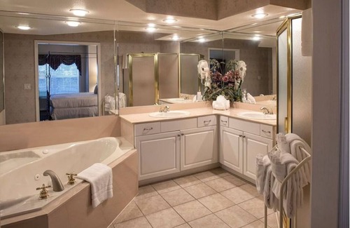 Branson Hotel | Ideal Location in Branson | French Quarter Condo w/Pool & Quick Show Access