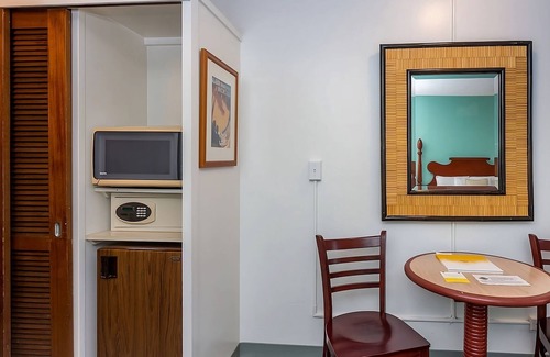 Ala Moana House | Ideal Location! Onsite Pool, Pet-Friendly Property, Near Waikiki Beach