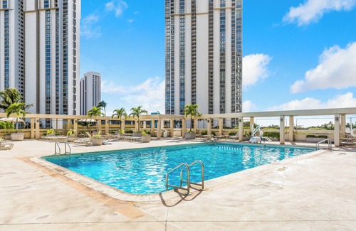 McCully - Moiliili Apartment | Ideal Location w/City Views - Ala Moana Hotel 2729