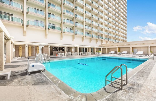 McCully - Moiliili Apartment | Ideal Location w/City Views - Ala Moana Hotel 2729