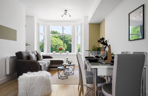 Trafford Apartment | Ideal Lodgings in Urmston