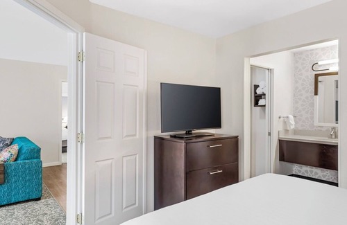 Chatsworth Hotel | Ideal Mix of Comfort and Value! TWO Modern 2BR Suites, Pool, Free Breakfast!