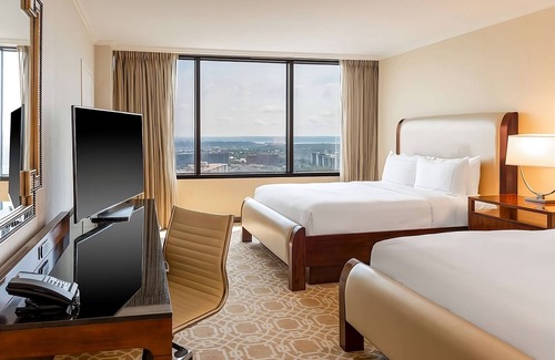 Alexandria West Hotel | Ideal Mix of Comfort and Value! 4 Comfortable Units, Indoor and Outdoor Pool!