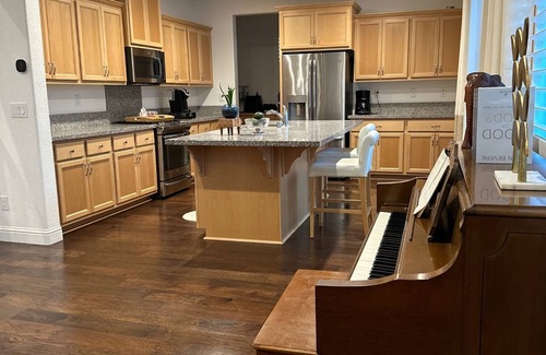 Nut Tree House | Ideal Monthly Stay: Master Bedroom Near Kaiser Permanente and Travis AFB