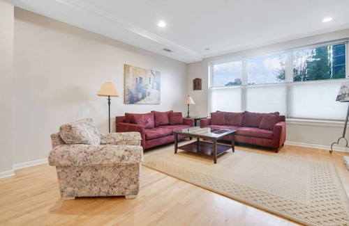 Old Town Condo | Ideal Old Town Location, 5 min walk to public transportation, 10 min to Wells St