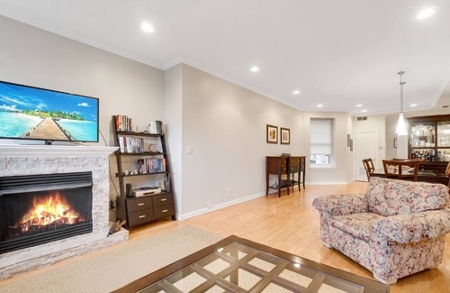 Old Town Condo | Ideal Old Town Location, 5 min walk to public transportation, 10 min to Wells St