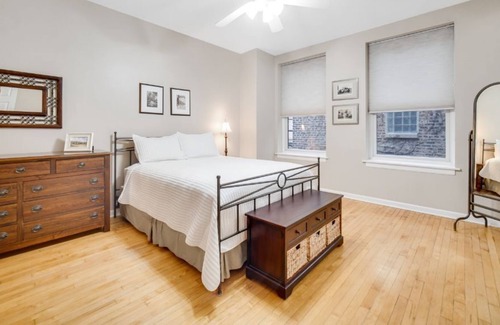 Old Town Condo | Ideal Old Town Location, 5 min walk to public transportation, 10 min to Wells St