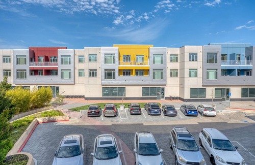 Evergreen Park Apartment | Ideal Palo Alto 2BR w/AC, Pool & W/D, walkable location, by Blueground