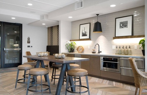 Centennial Apartment | Ideal Redwood City 1BR w/W/D, Gym, BBQ, walk to Caltrain, by Blueground