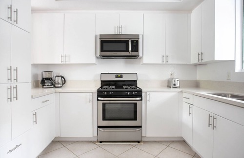 Sherman Oaks Apartment | Ideal Sherman Oaks 2BR w/W/D, near WF & TJ, by Blueground