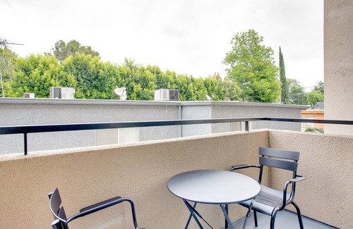 Sherman Oaks Apartment | Ideal Sherman Oaks 2BR w/W/D, near WF & TJ, by Blueground