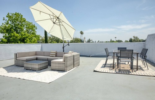 Sherman Oaks Apartment | Ideal Sherman Oaks 2BR w/W/D, near WF & TJ, by Blueground