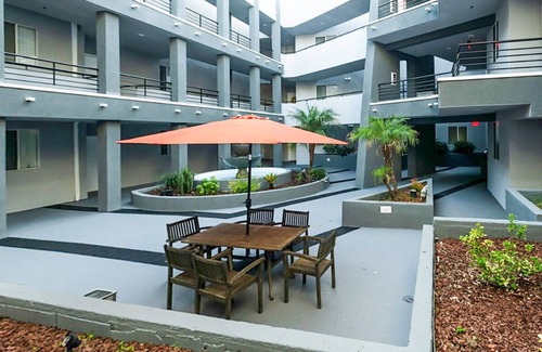 Sherman Oaks Apartment | Ideal Sherman Oaks 2BR w/W/D, near WF & TJ, by Blueground