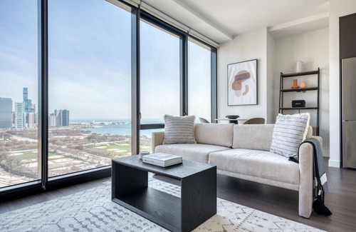 South Loop Apartment | Ideal South Loop 1BR w/Pool, Gym & Spa, nr Grant Park, by Blueground