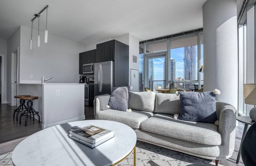 The Loop Apartment | Ideal South Loop 2BR w/Pool, Gym & Rooftop, nr L, by Blueground