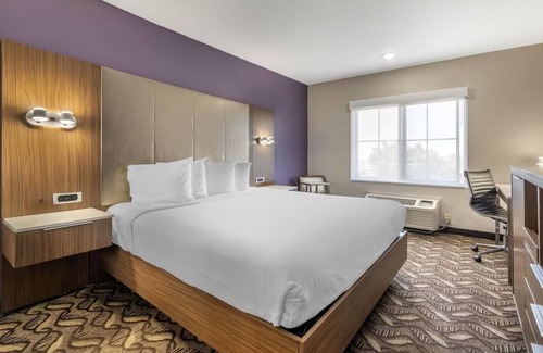 Inglewood Hotel | Ideal Spot for Business Travelers – Rest in Quiet Room Close to the Airport