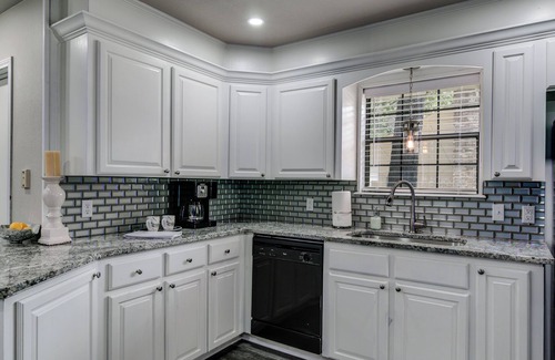 Texarkana House | Ideal spot for business or family; sleeps 10 guests