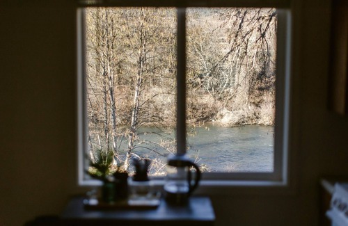 Gold Hill Apartment | Ideal stopover location right off I-5, nestled in a scenic area by the Rogue River. Enjoy the peaceful sounds of the river while having quick access to major travel routes and nearby towns.