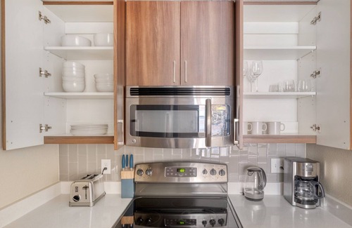 Contra Costa Centre Apartment | Ideal Walnut Creek 1BR w/BBQ, Gym & W/D, steps to BART, by Blueground