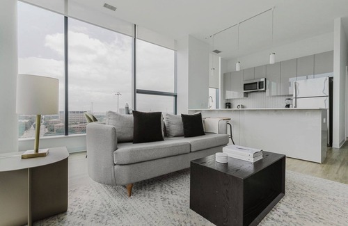 West Loop Apartment | Ideal West Loop 2BR w/Gym & Pool in heart of Greektown, by Blueground