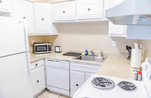 Gulfport Apartment | Ideally 2Br Near Lake Apartment