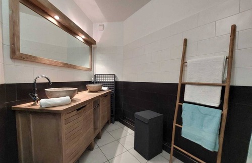 Petite-ÃŽle Apartment | Ideally located apartment with parking