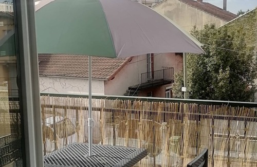 Roanne Apartment | Ideally located apartment